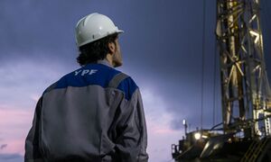 أحد العاملين في شركة واي‌پي‌إف.