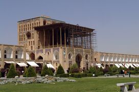 منظر أخر للقصر من الخارج.