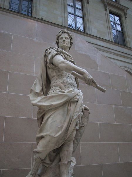 ملف:Caesar statue.jpg