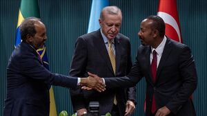 الرئيس التركي رجب طيب أردوغان يتوسط نظيره الصومالي حسن شيخ محمود، ورئيس الوزراء الإثيوبي آبي أحمد، في العاصمة التركية أنقرة 12 ديسمبر