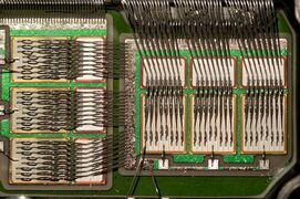 تفاصيل الجزء الداخلي لوحدة متسوبيشي إلكترك CM600DU-24NFH IGBT المصنفة لـ 600 A 1200 V، والتي تعرض قوالب IGBT والصمامات الثنائية الحرة