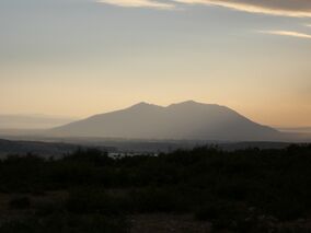 Vue matinale de la montagne dominant le parc Ichkeul.jpg