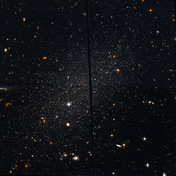 ملف:Tucana Dwarf Hubble WikiSky.jpg