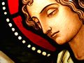 تفصيلة من نافذة من القرن 19 أو 20 في إينبرگ, بلجيكا، تبين تلوين متعدد للوجه عالي التفصيل.