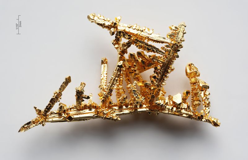 ملف:Gold-crystals.jpg