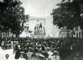 قلعة السفارات على بوابة المنصة ده بيينا، المقامة في 1920. وتظهر دمية تمثل محمد في جانب القلعة. وما أن تصل السفارة المسلمة إلى قلعة الطلائع، دليلاً على انتصار المسلمين، يقوموا بتتويج الدمية.