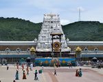 اليسار: Tirumala Venkateswara Temple; اليمين: Kanaka Durga Temple in Vijayawada
