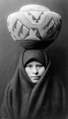 فتاة من قبيلة الزوني في نيو مكسيكو تحمل جرة فخارية ملونة نيو مكسيكو، التقطت الصورة ح. 1903.