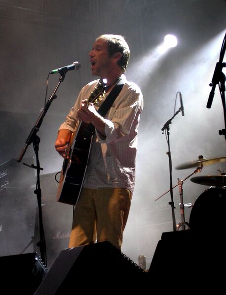 ملف:Simon Fowler live.jpg