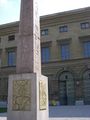 Früherer Eingang zum Museum in der Residenz mit Obelisk davor
