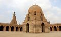 الصحن المكشوف وبه القبة