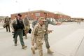 James Stavridis وDavid M. Rodriguez وموظفون آخرون في القوات الجوية الأمريكية في المطار في مايو 2010.