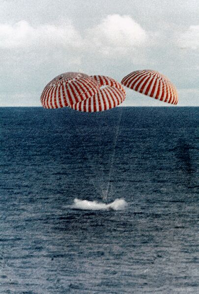 ملف:Apollo 13 splashdown (S70-35638).jpg