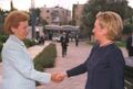زوجة الرئيس روما وايزمان و السيدة الأولى هيلاري كلينتون، في مدخل بيت هانسيء، 1998