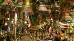 عائلة مصرية تشتري فانوس رمضان في حي السيدة زينب بالقاهرة، 28 أغسطس، 2008.