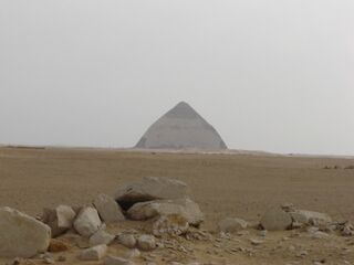 حافة هضبة الهرم واضحة للعيان. وتبين كيفية عزلها عن المنطقة المزروعة.