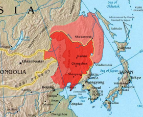 Outer Manchuria, north and east of the China-Russia border، تظهر بالأحمر الخفيف.