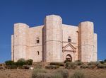 Octagonal castle with a tower on each of the eight corners.
