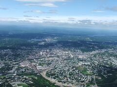 Worcester and the surrounding areas in 2006, looking north from 3،700 أقدام (1،100 m). Route 146 can be seen under construction.